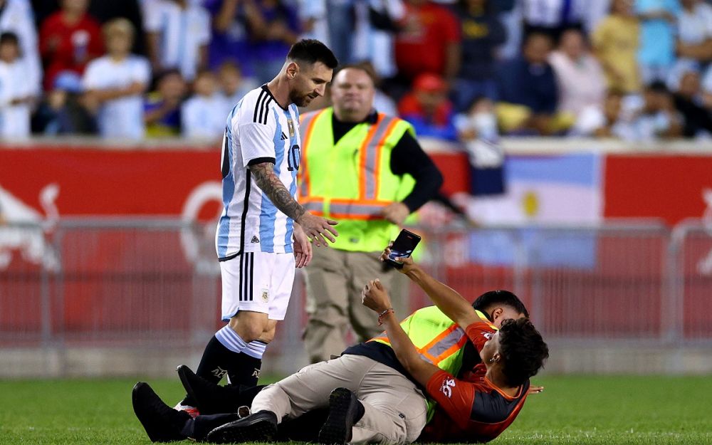 Leo Messi, show total: dublă pentru Argentina, inclusiv un gol din lovitură liberă și autograf dat pe teren_12
