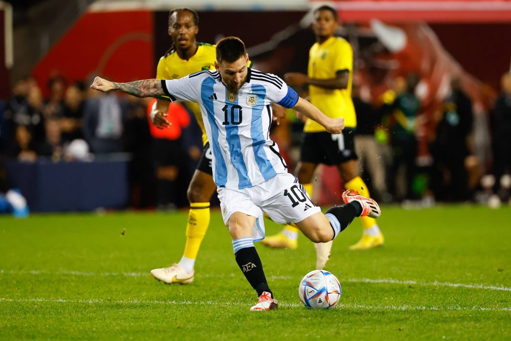 Leo Messi, show total: dublă pentru Argentina, inclusiv un gol din lovitură liberă și autograf dat pe teren_3
