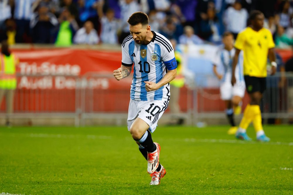 Leo Messi, show total: dublă pentru Argentina, inclusiv un gol din lovitură liberă și autograf dat pe teren_4