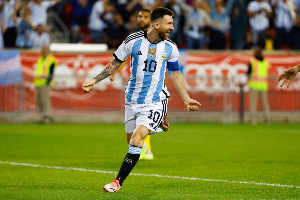 Leo Messi, show total: dublă pentru Argentina, inclusiv un gol din lovitură liberă și autograf dat pe teren_5