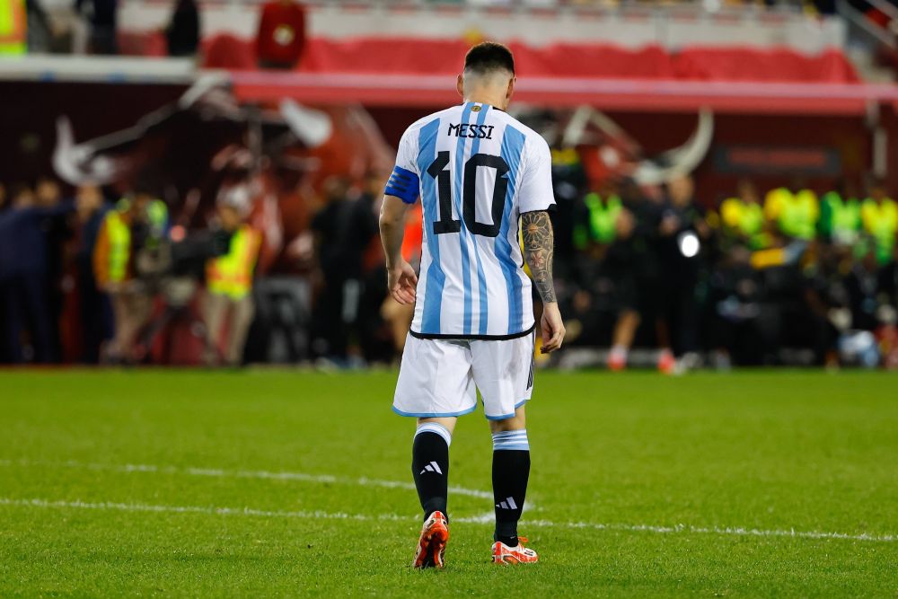 Leo Messi, show total: dublă pentru Argentina, inclusiv un gol din lovitură liberă și autograf dat pe teren_6