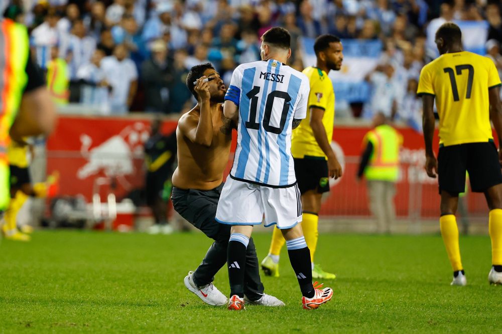 Leo Messi, show total: dublă pentru Argentina, inclusiv un gol din lovitură liberă și autograf dat pe teren_7