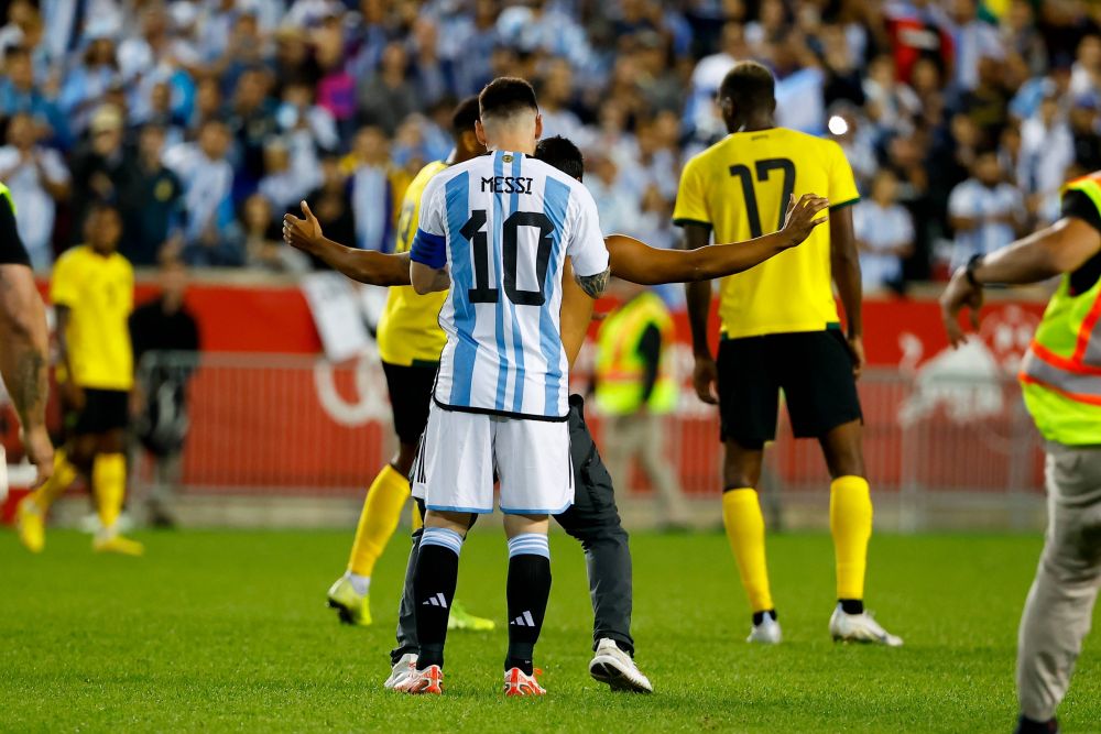 Leo Messi, show total: dublă pentru Argentina, inclusiv un gol din lovitură liberă și autograf dat pe teren_8