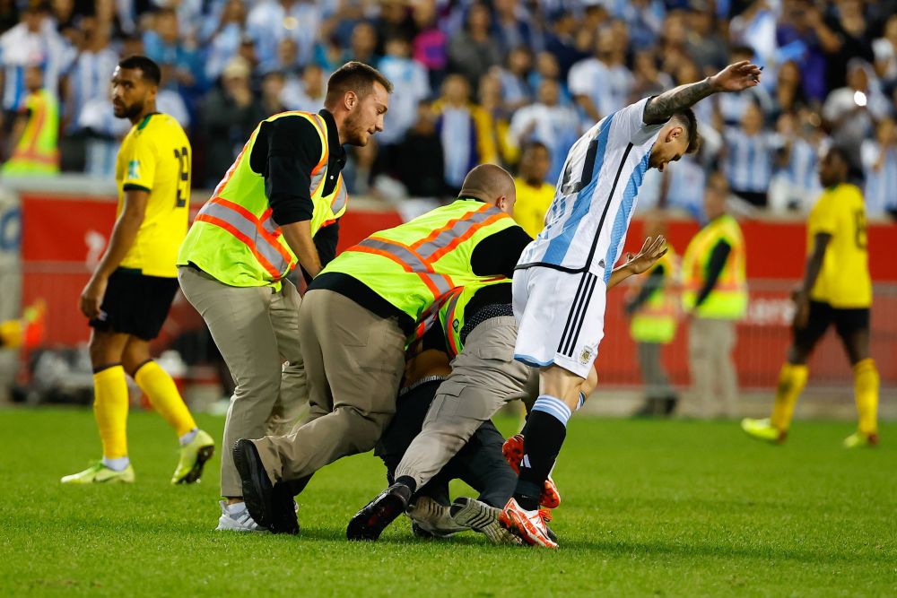 Leo Messi, show total: dublă pentru Argentina, inclusiv un gol din lovitură liberă și autograf dat pe teren_10