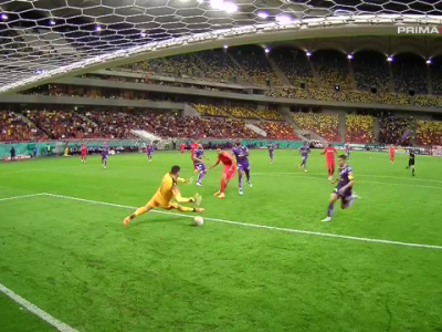 GOOOL FCSB! Andrea Compagno preia superb pasa lui Edjouma, își driblează adversarul și îl învinge... GOOOL FCSB! Andrea Compagno preia superb pasa lui Edjouma, își driblează adversarul și îl învinge..._1573