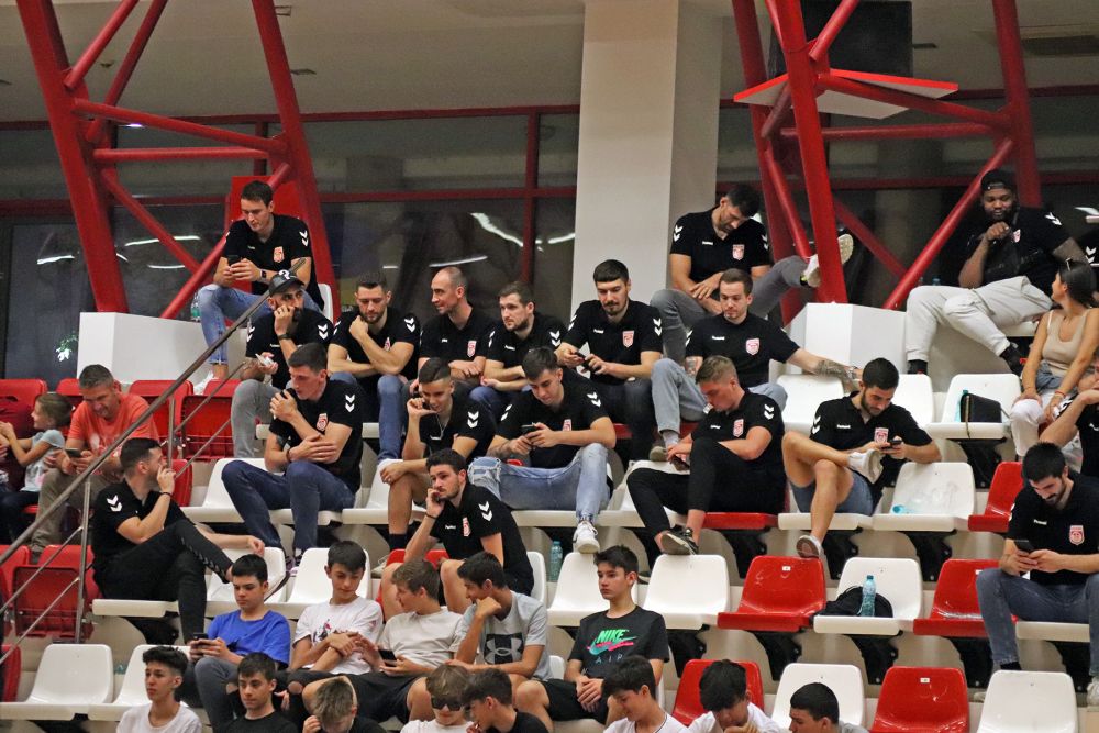 Handbaliștii de la Dinamo s-au relaxat înaintea meciului cu Porto făcând galerie colegilor de la baschet_19