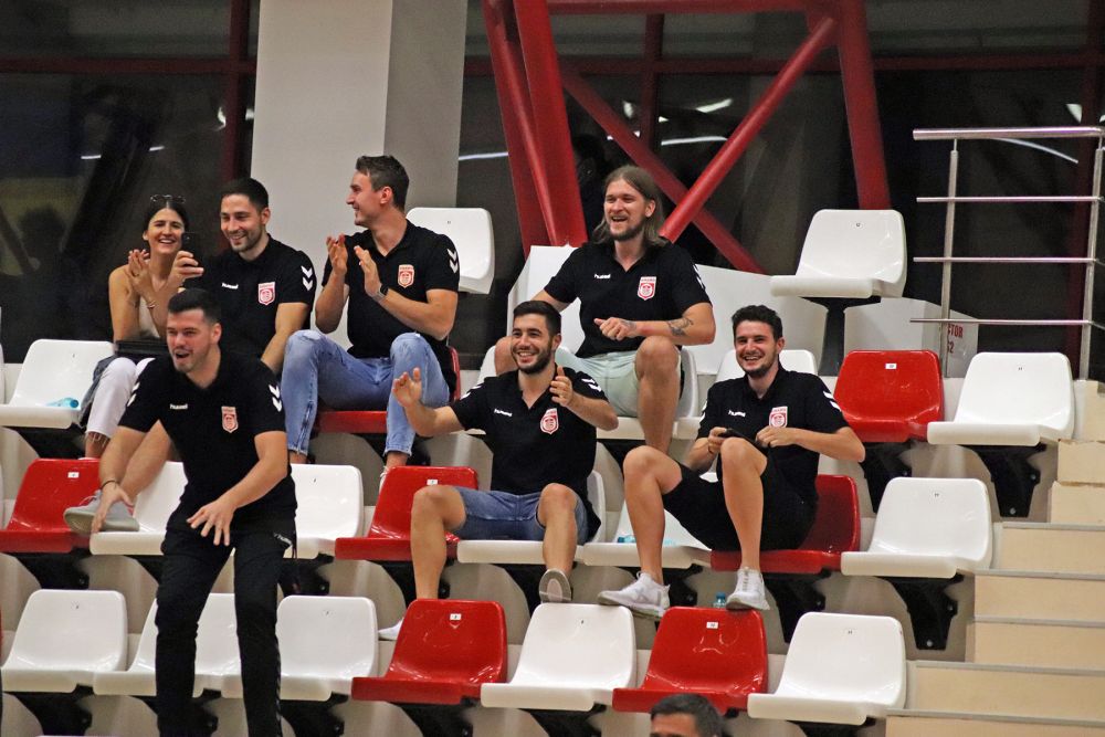 Handbaliștii de la Dinamo s-au relaxat înaintea meciului cu Porto făcând galerie colegilor de la baschet_23
