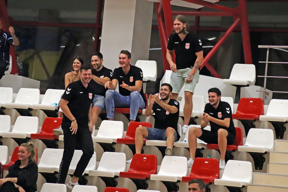 Handbaliștii de la Dinamo s-au relaxat înaintea meciului cu Porto făcând galerie colegilor de la baschet_25