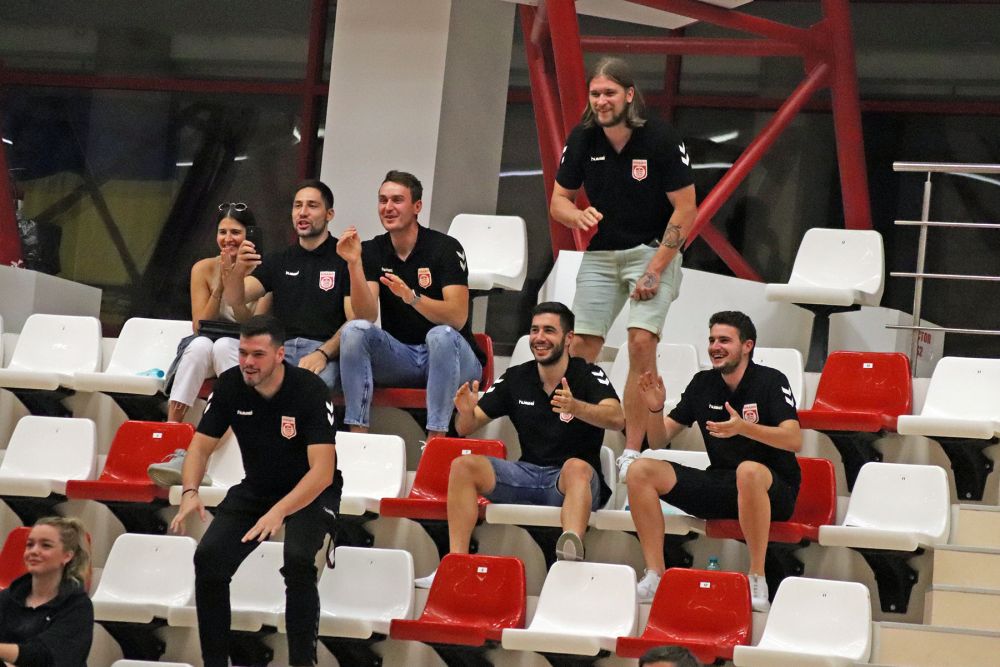 Handbaliștii de la Dinamo s-au relaxat înaintea meciului cu Porto făcând galerie colegilor de la baschet_26