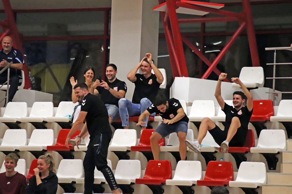 Handbaliștii de la Dinamo s-au relaxat înaintea meciului cu Porto făcând galerie colegilor de la baschet_27