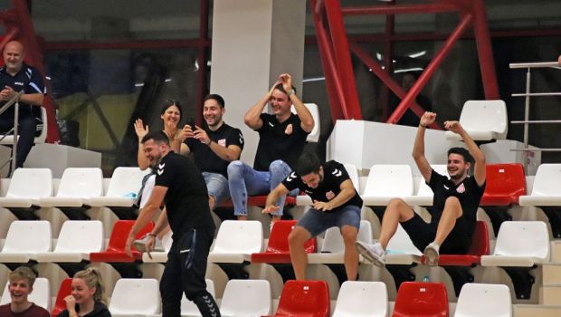 
	Handbaliștii de la Dinamo s-au relaxat înaintea meciului cu Porto făcând galerie colegilor de la baschet

