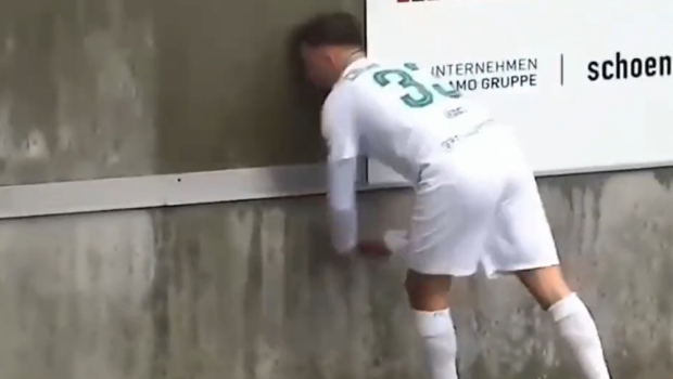 Accidentare horror! S-a izbit cu fața de un zid în timpul meciului, încercând să salveze un corner! Atenție, imagini cu puternic impact emoțional&nbsp;