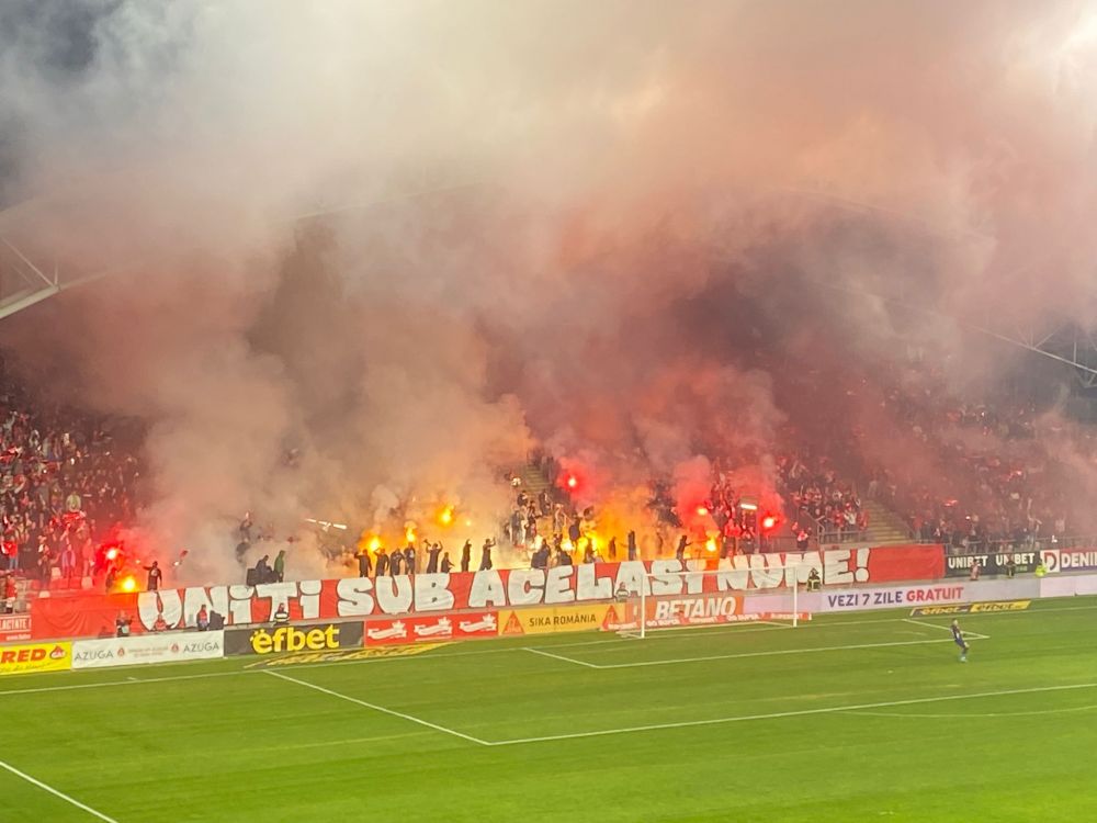 Stadionul Francisc von Neuman „a luat foc”! Spectacol făcut în tribune de fanii lui UTA Arad _9