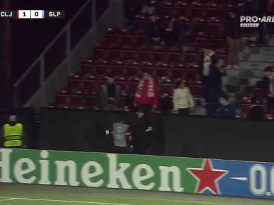 Meciul dintre CFR Cluj și Slavia Praga este întrerupt pentru câteva minute. Echipa medicală intervine... Meciul dintre CFR Cluj și Slavia Praga este întrerupt pentru câteva minute. Echipa medicală intervine..._1785