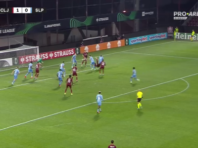 Început de repriză în forță pentru CFR Cluj! Boateng primește mingea la marginea careului mic... Început de repriză în forță pentru CFR Cluj! Boateng primește mingea la marginea careului mic..._1791