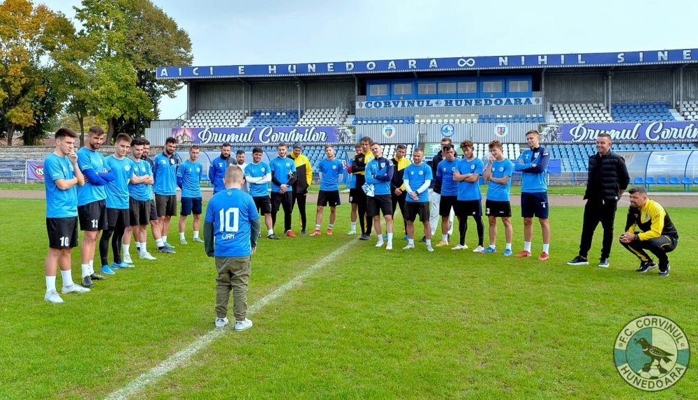 Gest superb al clubului Corvinul Hunedoara pentru un copil care suferă de autism! ”Vă prezentăm un nou jucător”_1