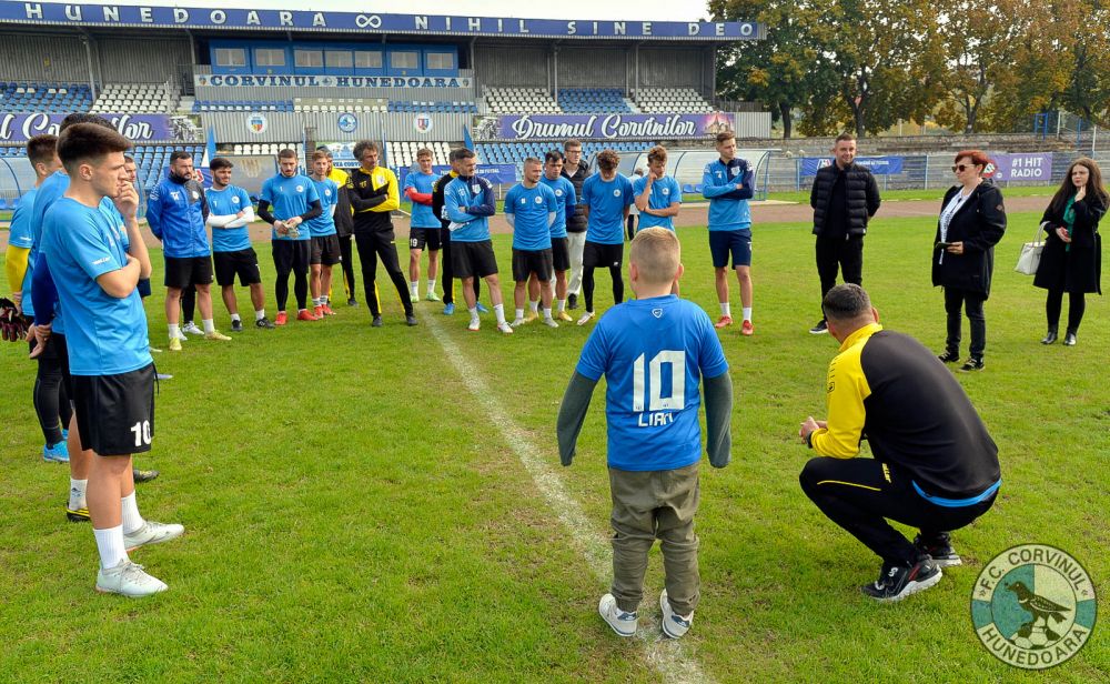 Gest superb al clubului Corvinul Hunedoara pentru un copil care suferă de autism! ”Vă prezentăm un nou jucător”_13