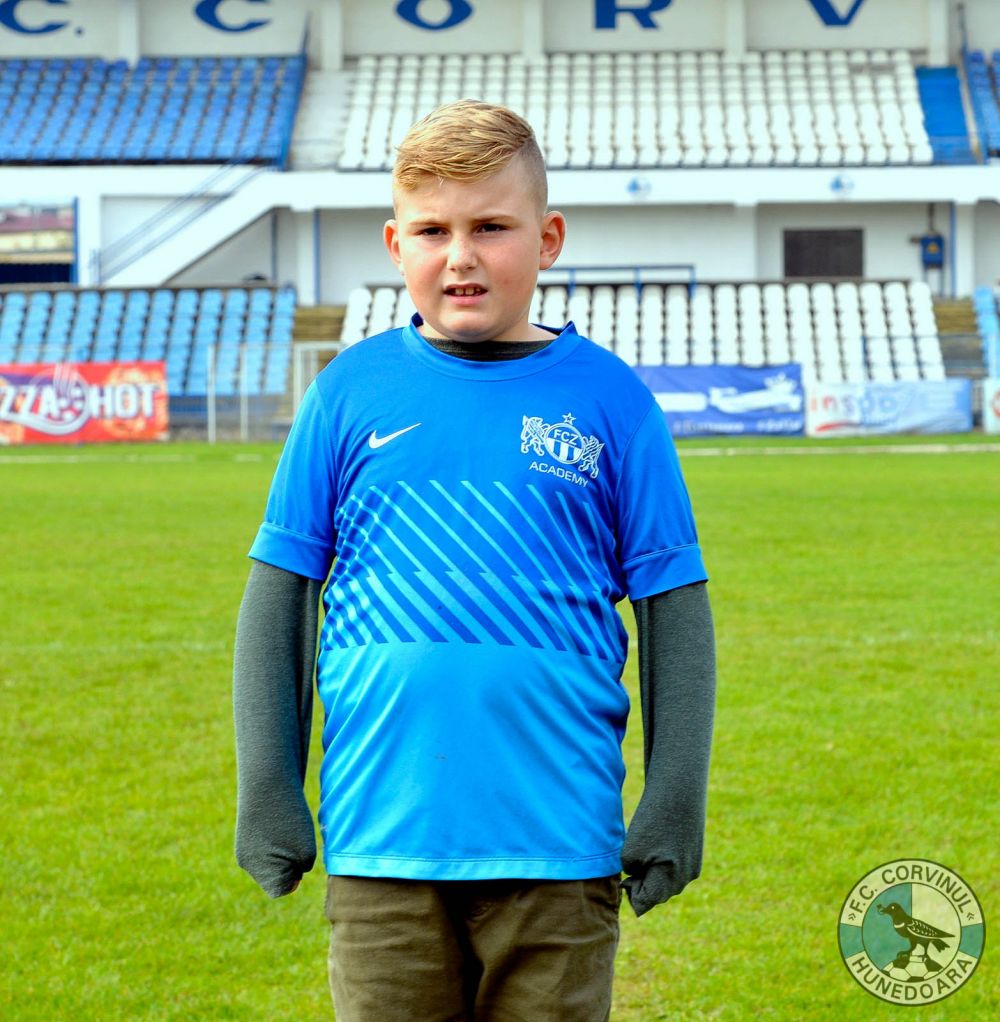 Gest superb al clubului Corvinul Hunedoara pentru un copil care suferă de autism! ”Vă prezentăm un nou jucător”_15