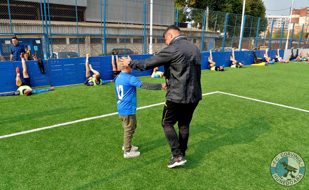 Gest superb al clubului Corvinul Hunedoara pentru un copil care suferă de autism! ”Vă prezentăm un nou jucător”_7