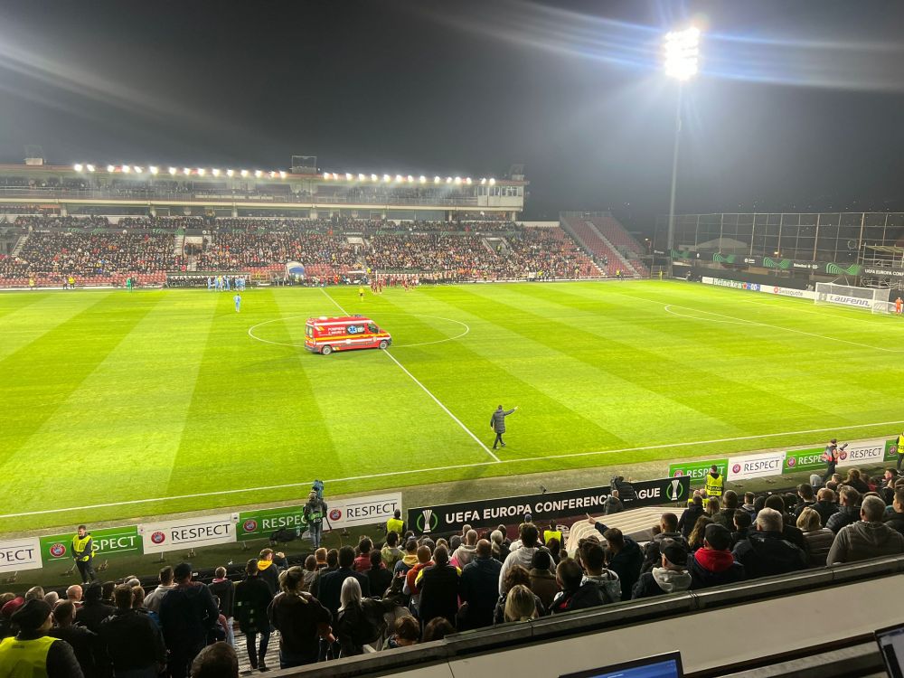 Meciul CFR Cluj - Slavia Praga, întrerupt 15 minute după ce unui suporter i s-a făcut rău! Camora, semne disperate către medici_1