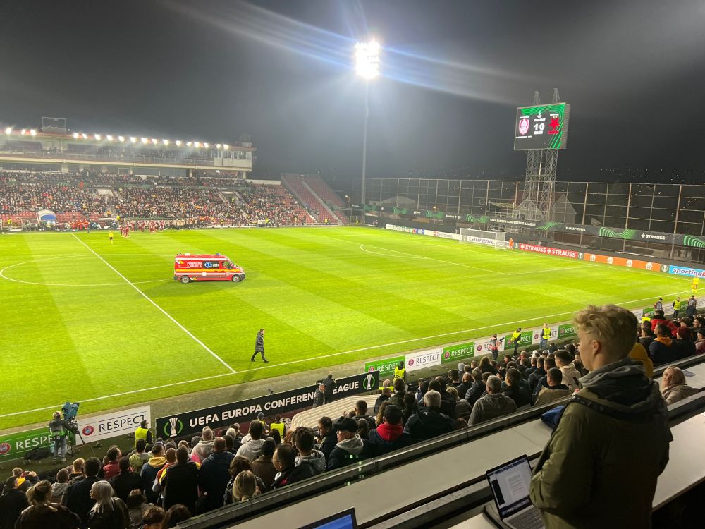 Meciul CFR Cluj - Slavia Praga, întrerupt 15 minute după ce unui suporter i s-a făcut rău! Camora, semne disperate către medici_2