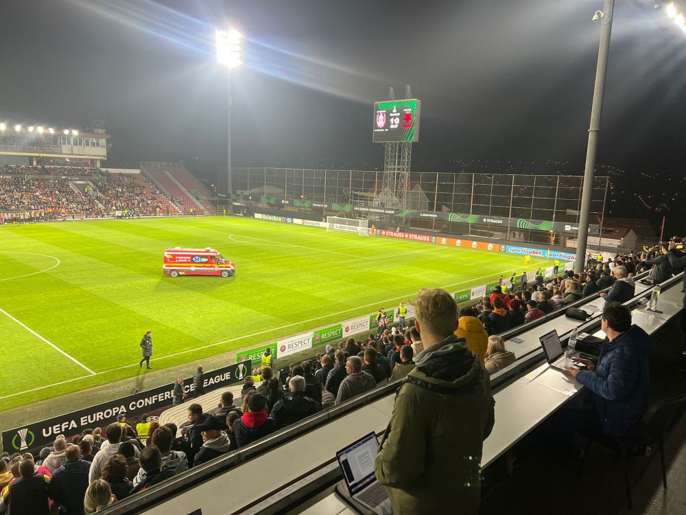 Meciul CFR Cluj - Slavia Praga, întrerupt 15 minute după ce unui suporter i s-a făcut rău! Camora, semne disperate către medici_3