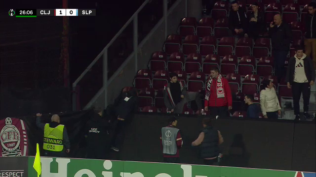 Meciul CFR Cluj - Slavia Praga, întrerupt 15 minute după ce unui suporter i s-a făcut rău! Camora, semne disperate către medici_7