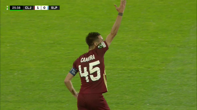 Meciul CFR Cluj - Slavia Praga, întrerupt 15 minute după ce unui suporter i s-a făcut rău! Camora, semne disperate către medici_10