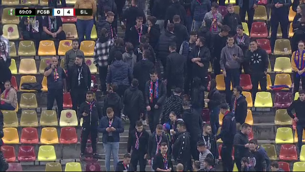 
	Fanii lui FCSB s-au săturat! Plecări în masă de la stadion, huiduieli și steaguri strânse de pe gard: &quot;Rușine să vă fie!&quot;
