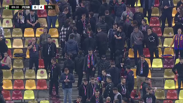 Fanii lui FCSB s-au săturat! Plecări în masă de la stadion, huiduieli și steaguri strânse de pe gard: "Rușine să vă fie!"_16