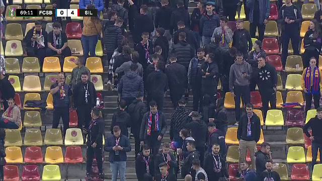 Fanii lui FCSB s-au săturat! Plecări în masă de la stadion, huiduieli și steaguri strânse de pe gard: "Rușine să vă fie!"_17