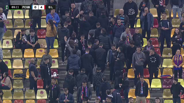 Fanii lui FCSB s-au săturat! Plecări în masă de la stadion, huiduieli și steaguri strânse de pe gard: "Rușine să vă fie!"_18