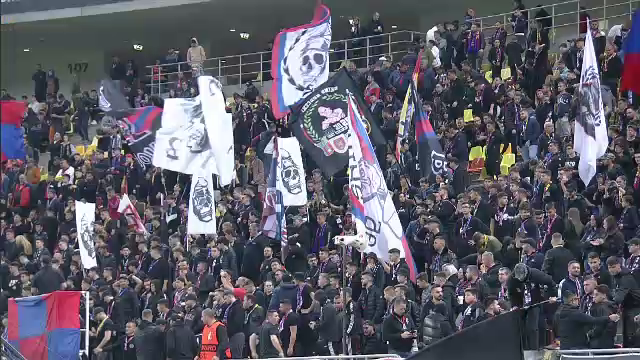 Fanii lui FCSB s-au săturat! Plecări în masă de la stadion, huiduieli și steaguri strânse de pe gard: "Rușine să vă fie!"_9