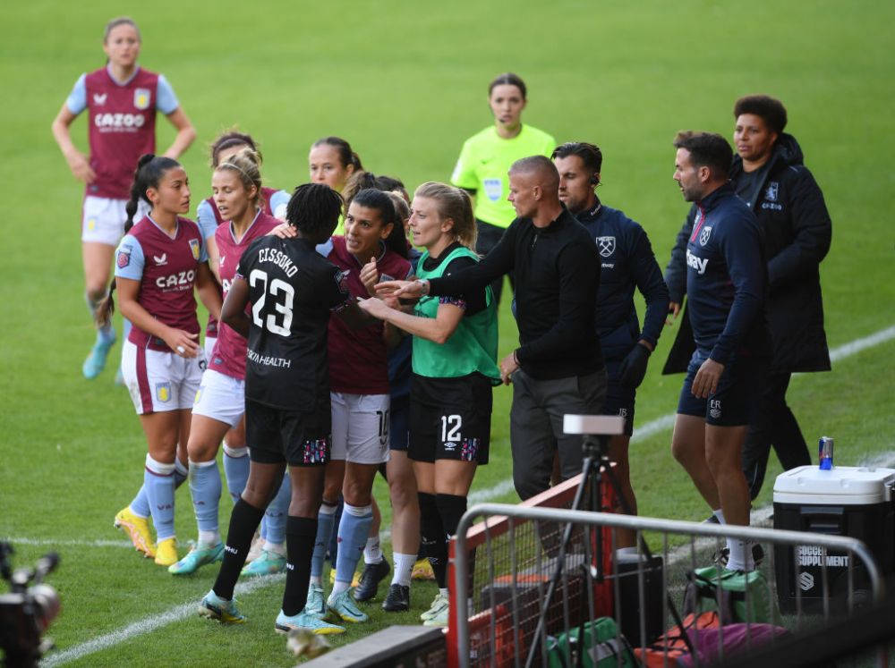 Fotbal sau box?! Scene șocante în prima ligă engleză: au sărit la bătaie în timpul meciului _2