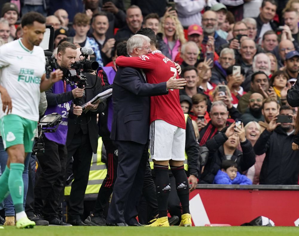 Sir Alex Ferguson, din nou pe gazonul de pe Old Trafford! Revedere emoționantă cu Cristiano Ronaldo_9