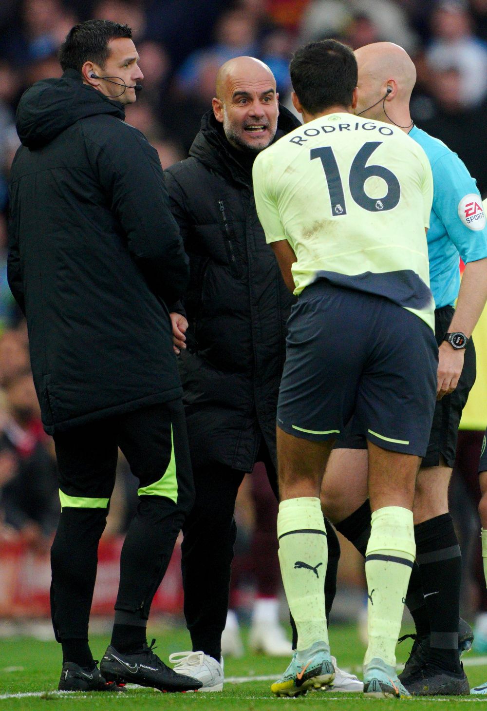 Pep Guardiola, criză de nervi după golul anulat lui Manchester City! Antrenorul a început să-i provoace pe fanii lui Liverpool_9