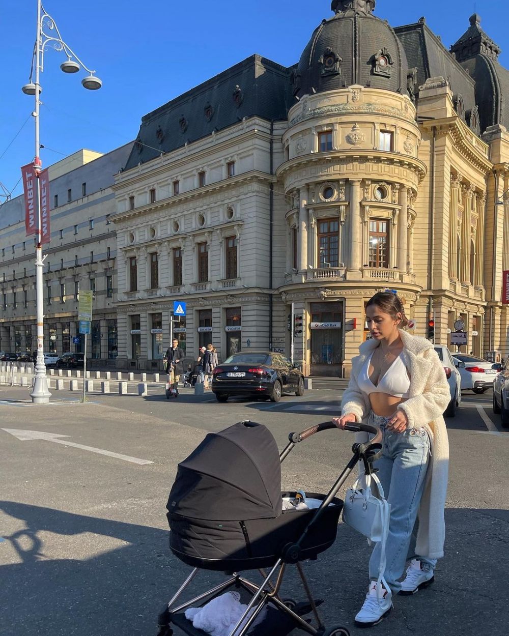 „Comorile” lui Florinel Coman, la plimbare în centrul Bucureștiului! Soția căpitanului de la FCSB are o siluetă de invidiat _38
