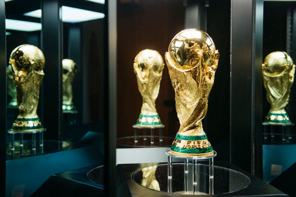O fabrică din Italia produce, la fiecare patru ani, o copie din alamă pentru câștigătoarele Cupei Mondiale de fotbal_6
