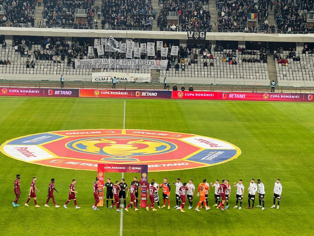 Războiul bannerelor la derby-ul U Cluj - CFR: "Campioana nu umple sectorul, ce jenant / Peluza $epcile Ro$ii"_1