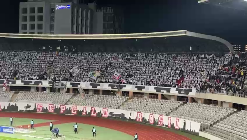 Războiul bannerelor la derby-ul U Cluj - CFR: "Campioana nu umple sectorul, ce jenant / Peluza $epcile Ro$ii"_14