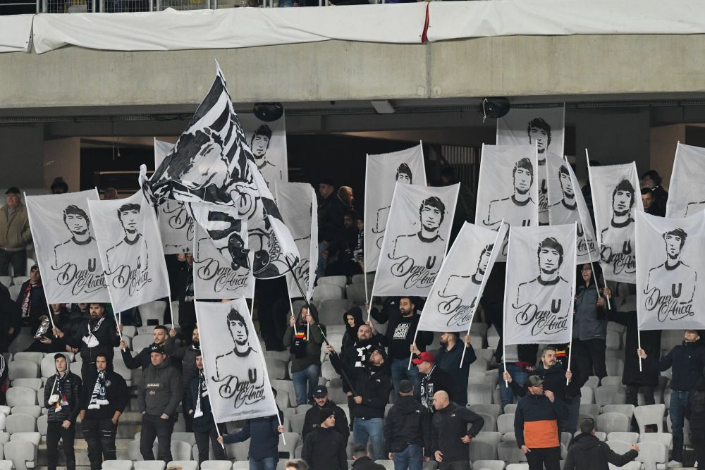 Războiul bannerelor la derby-ul U Cluj - CFR: "Campioana nu umple sectorul, ce jenant / Peluza $epcile Ro$ii"_12