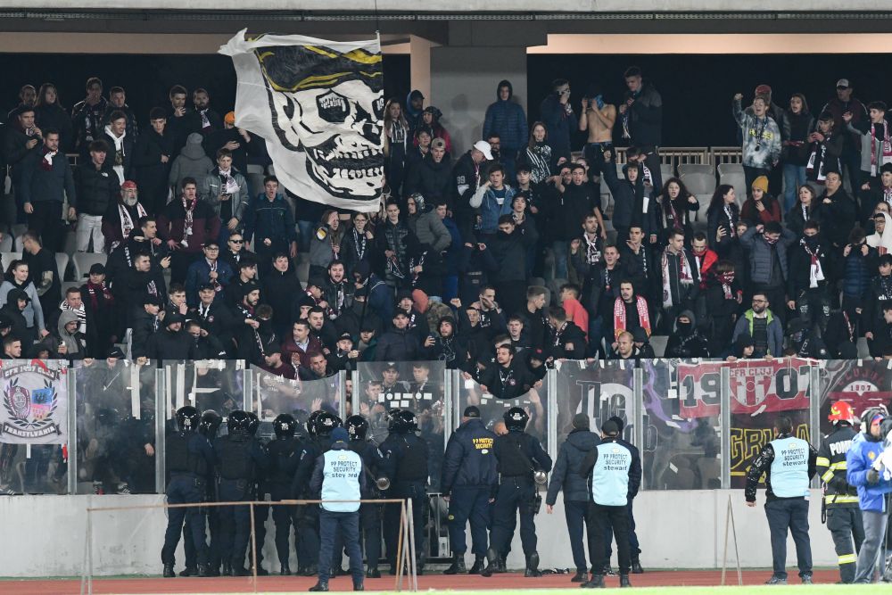Războiul bannerelor la derby-ul U Cluj - CFR: "Campioana nu umple sectorul, ce jenant / Peluza $epcile Ro$ii"_13