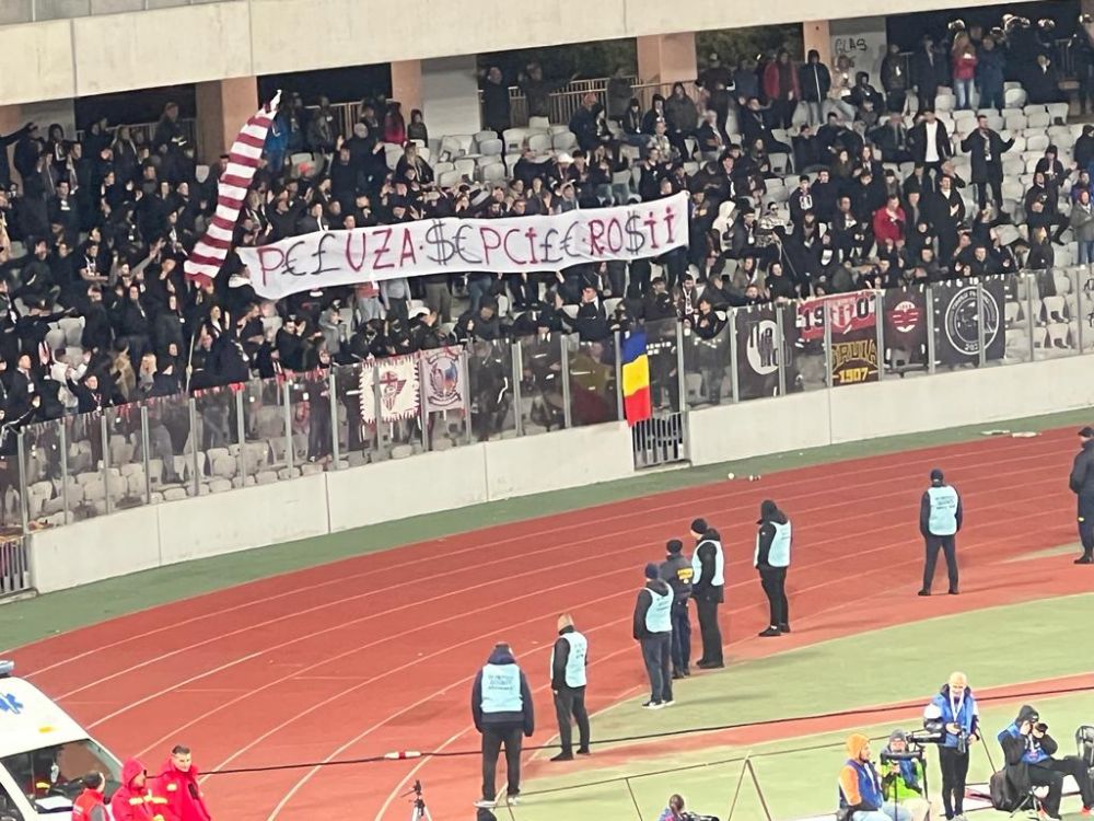 Războiul bannerelor la derby-ul U Cluj - CFR: "Campioana nu umple sectorul, ce jenant / Peluza $epcile Ro$ii"_5