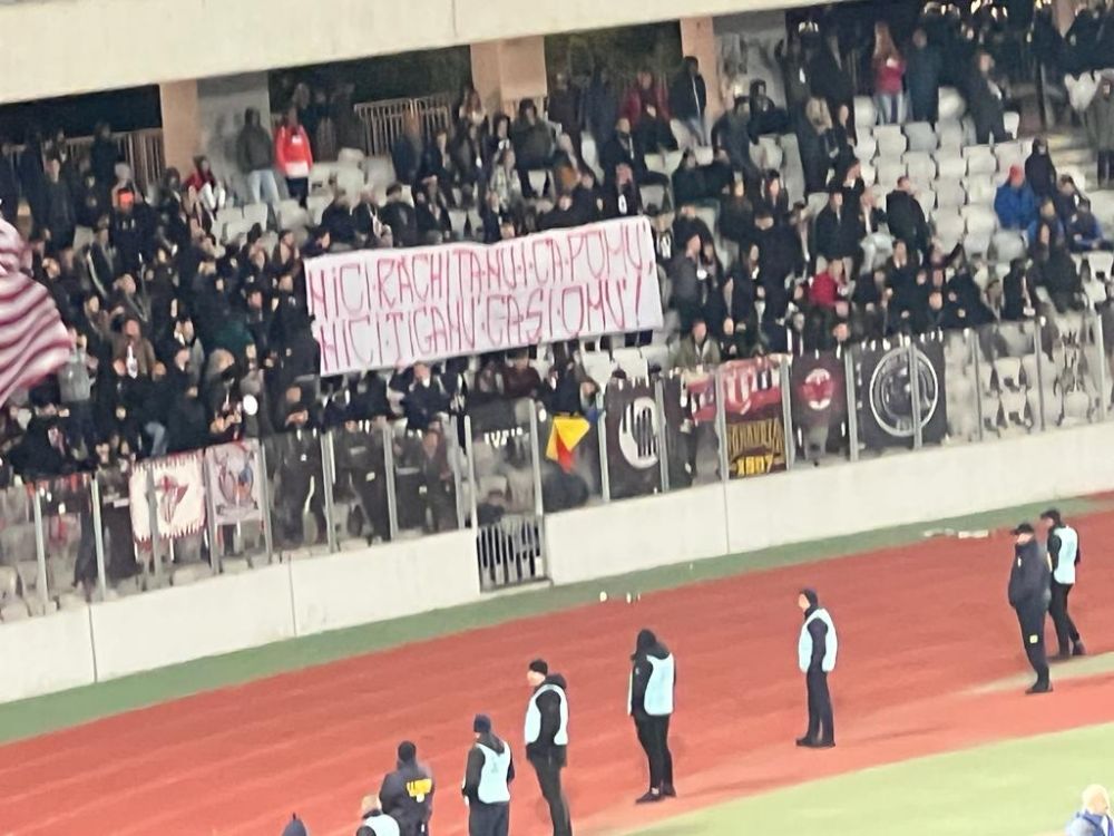 Războiul bannerelor la derby-ul U Cluj - CFR: "Campioana nu umple sectorul, ce jenant / Peluza $epcile Ro$ii"_6