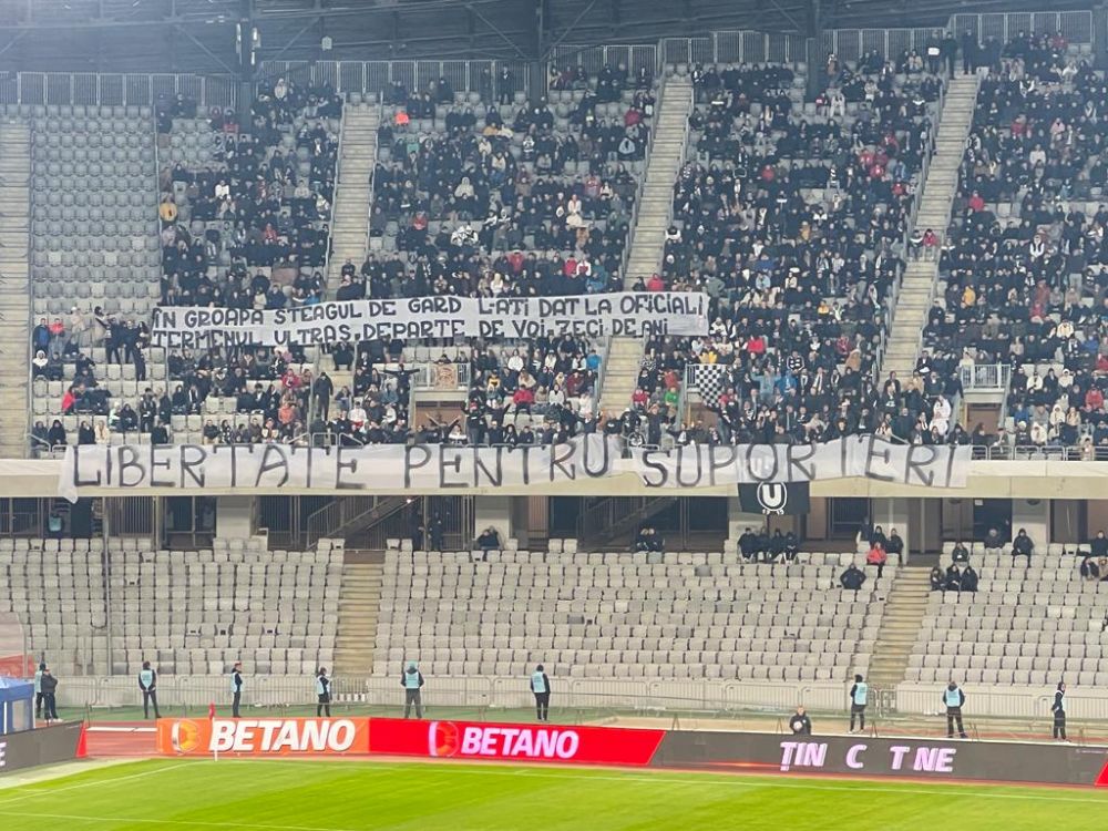 Războiul bannerelor la derby-ul U Cluj - CFR: "Campioana nu umple sectorul, ce jenant / Peluza $epcile Ro$ii"_9