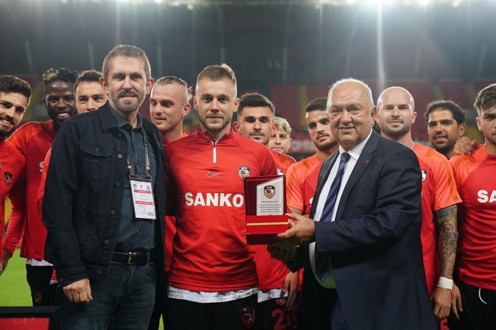 Alexandru Maxim a ajuns la 100 de meciuri pentru Gaziantep. Cum a fost marcat momentul înaintea partidei din Cupă_4