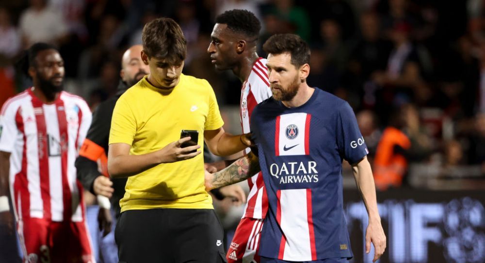 „E incredibil la ce am fost martori!” Rivalii se 'înclină' în fața lui Leo Messi! Trei fani au pătruns pe teren. Cum a reacționat argentinianul _4