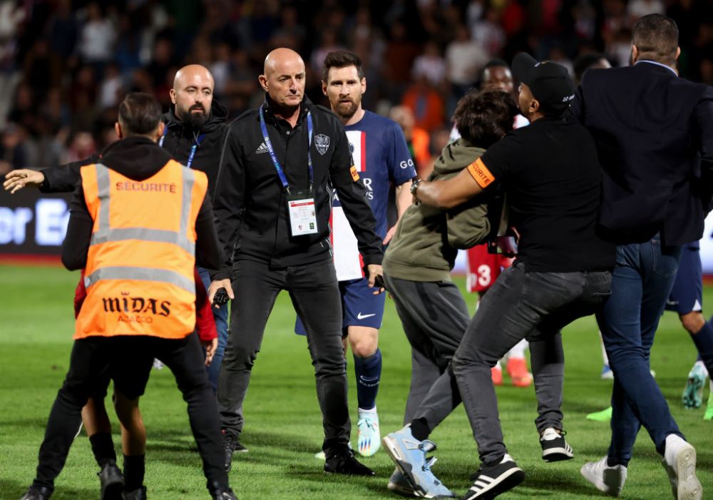 „E incredibil la ce am fost martori!” Rivalii se 'înclină' în fața lui Leo Messi! Trei fani au pătruns pe teren. Cum a reacționat argentinianul _7