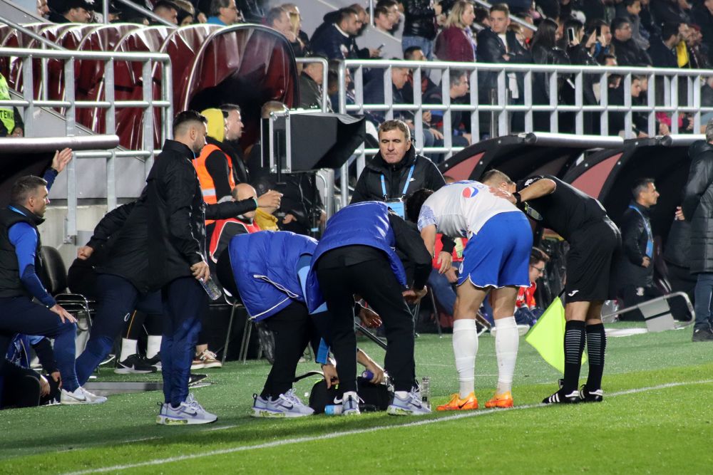 Un "tricolor" a suferit o accidentare dureroasă, altul a fost dezbrăcat de fani, la derby-ul Rapid - Farul!_11