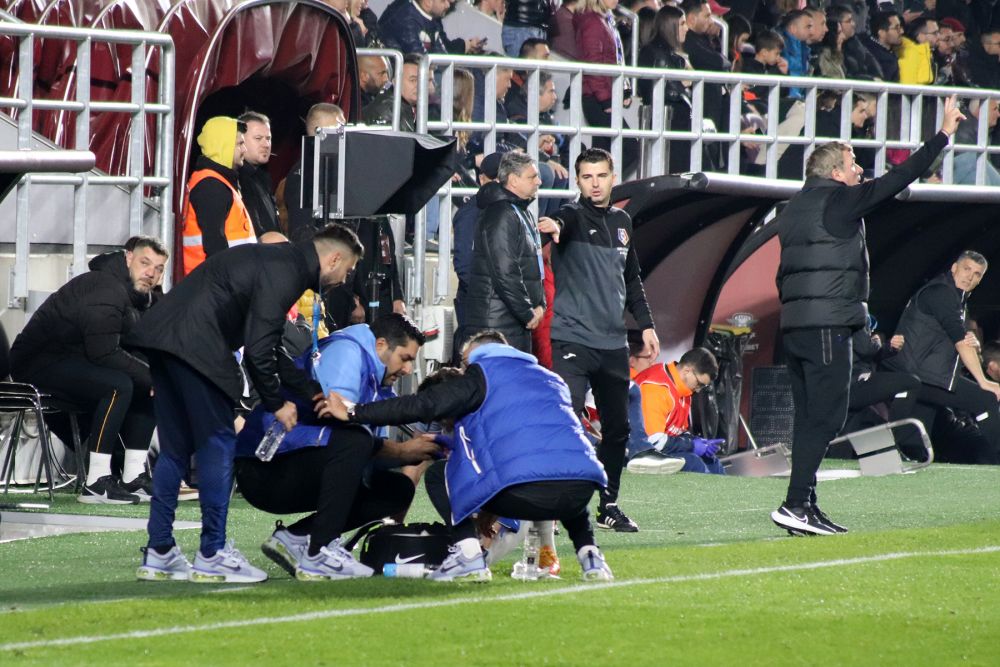 Un "tricolor" a suferit o accidentare dureroasă, altul a fost dezbrăcat de fani, la derby-ul Rapid - Farul!_15